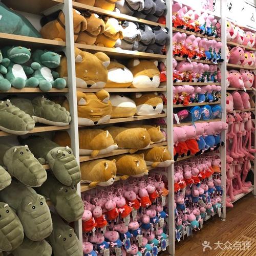 毛绒玩具货架图片大全与日用百货搭配指南